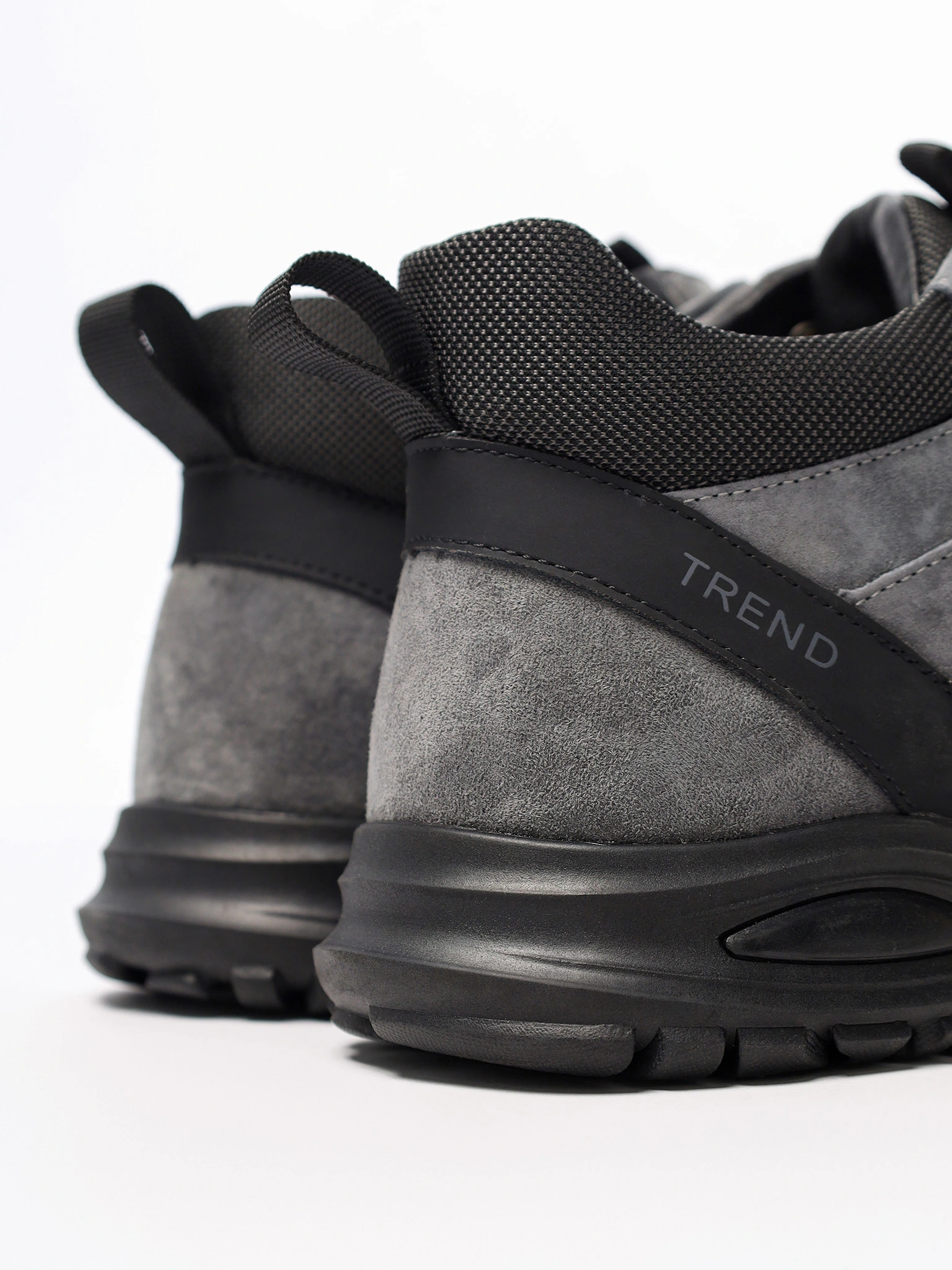 Кроссовки серого цвета комбинированные на низкой подошве